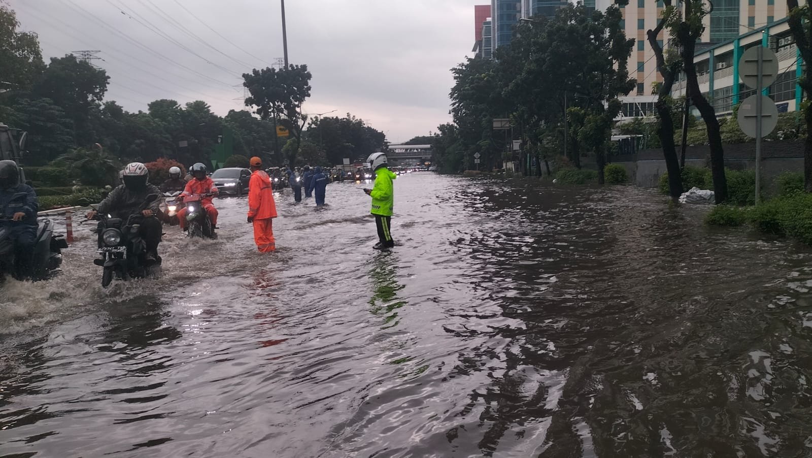 Banjir Rendam Sejumlah Ruas Jalan Jakarta, Brimob–Lantas–Polair PMJ Bergerak Cepat